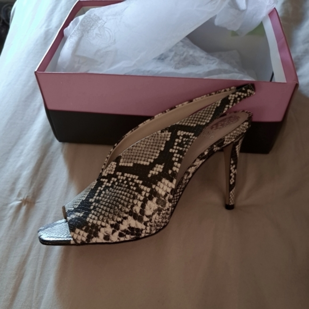 Vince Camuto, VC-Saisha Sling back, size 11M, color Black/Grey Snake Cruzeiro.